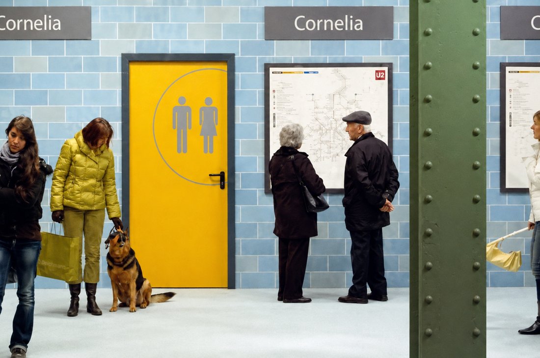 Usa metalica galbena in statie de metrou